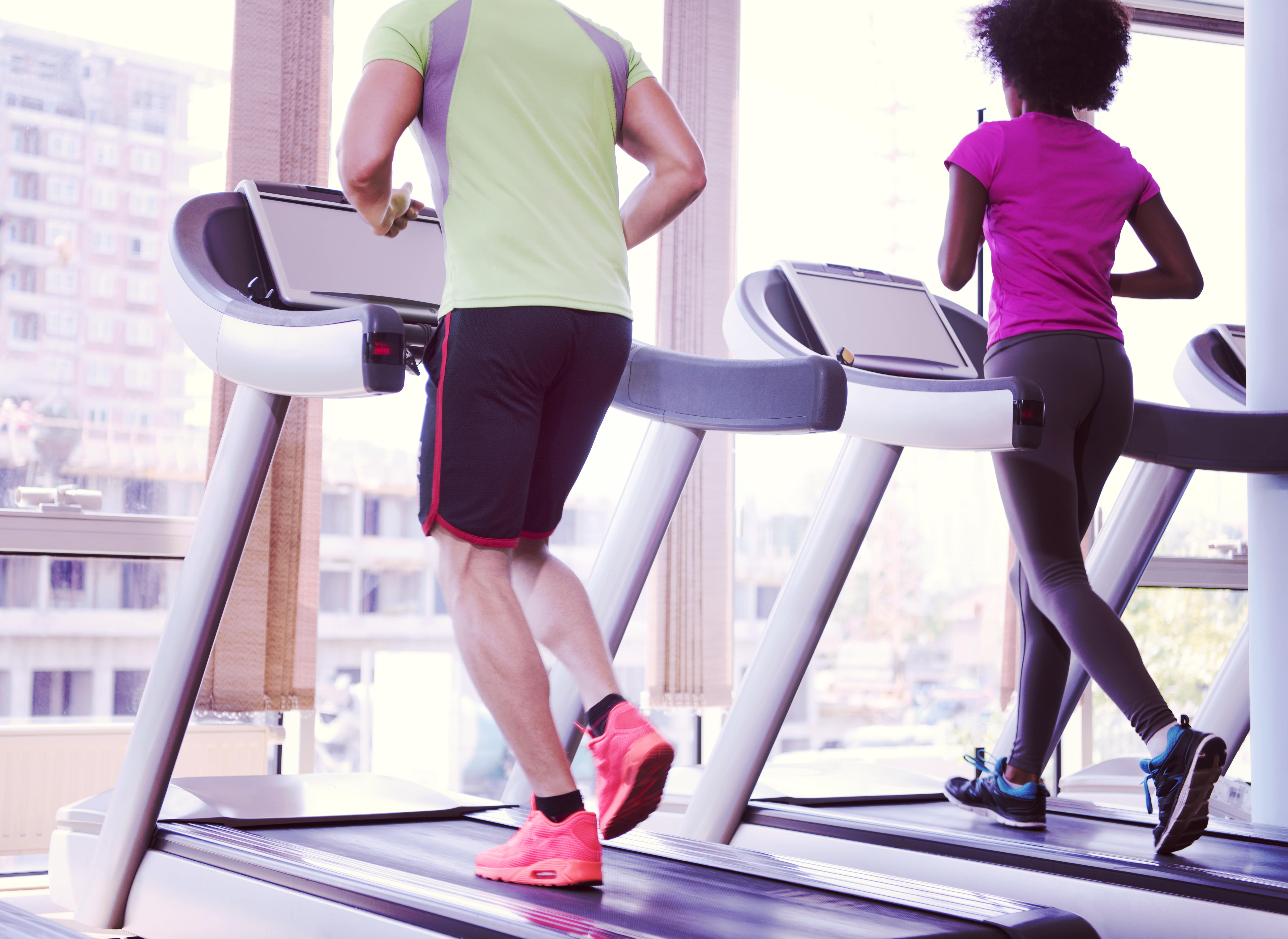 people-exercisinng-a-cardio-on-treadmill-in-gym